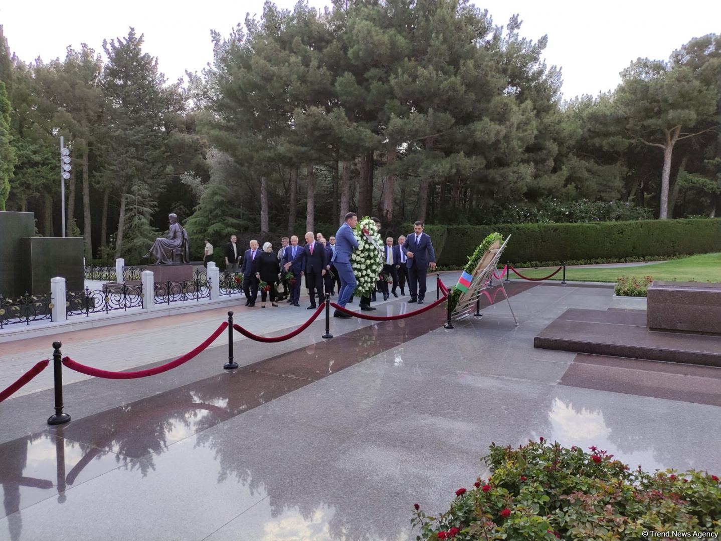 AKP nümayəndə heyəti Şəhidlər Xiyabanı, Fəxri Xiyaban və Türk şəhidliyini ziyarət edib (FOTO)