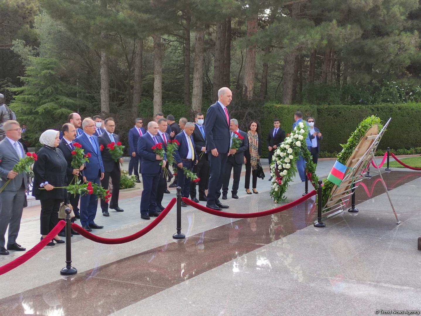 AKP nümayəndə heyəti Şəhidlər Xiyabanı, Fəxri Xiyaban və Türk şəhidliyini ziyarət edib (FOTO)