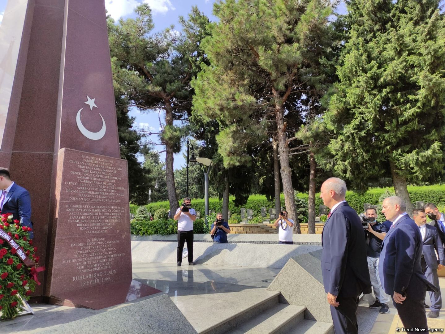 AKP nümayəndə heyəti Şəhidlər Xiyabanı, Fəxri Xiyaban və Türk şəhidliyini ziyarət edib (FOTO)
