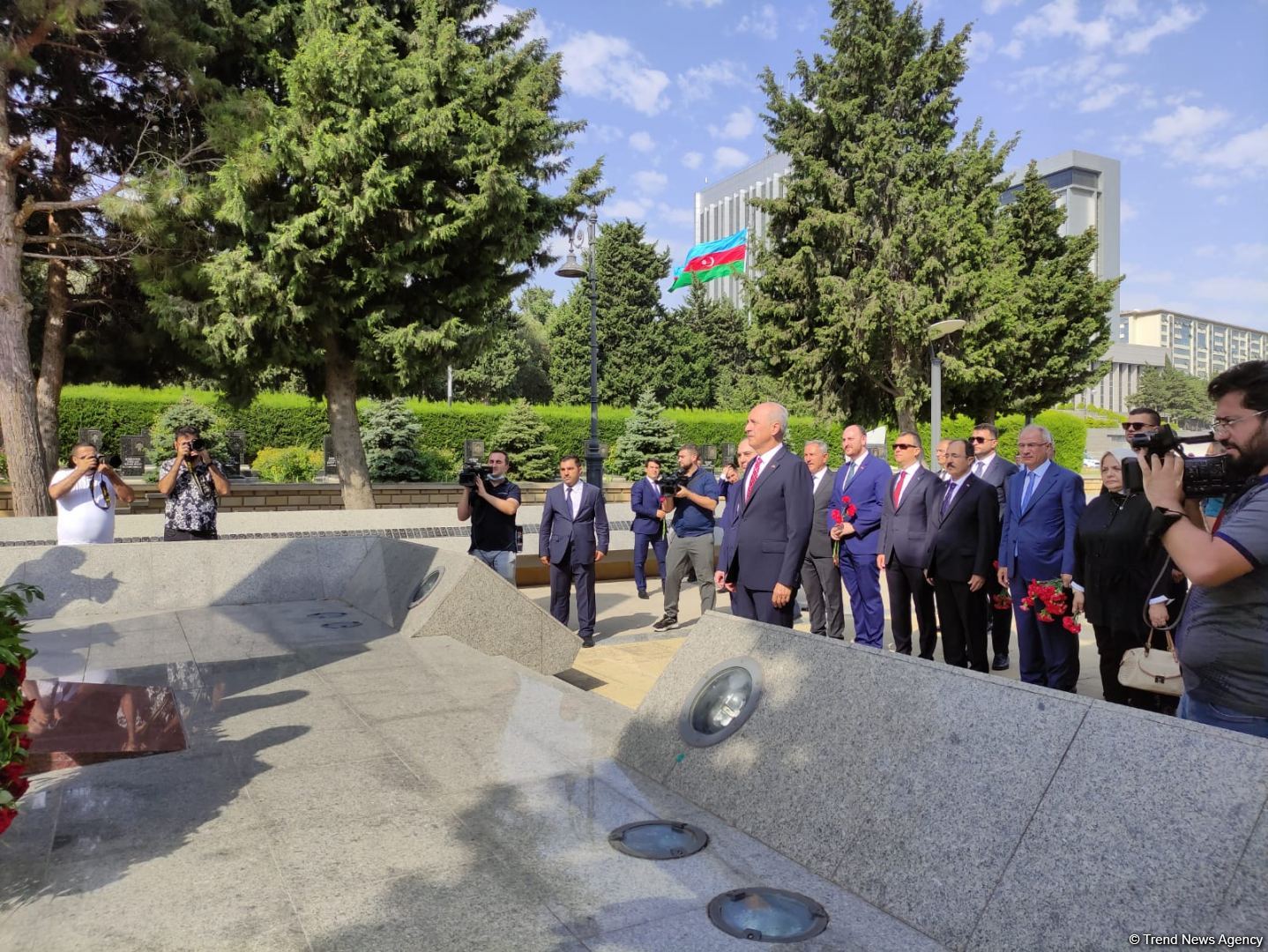 AKP nümayəndə heyəti Şəhidlər Xiyabanı, Fəxri Xiyaban və Türk şəhidliyini ziyarət edib (FOTO)