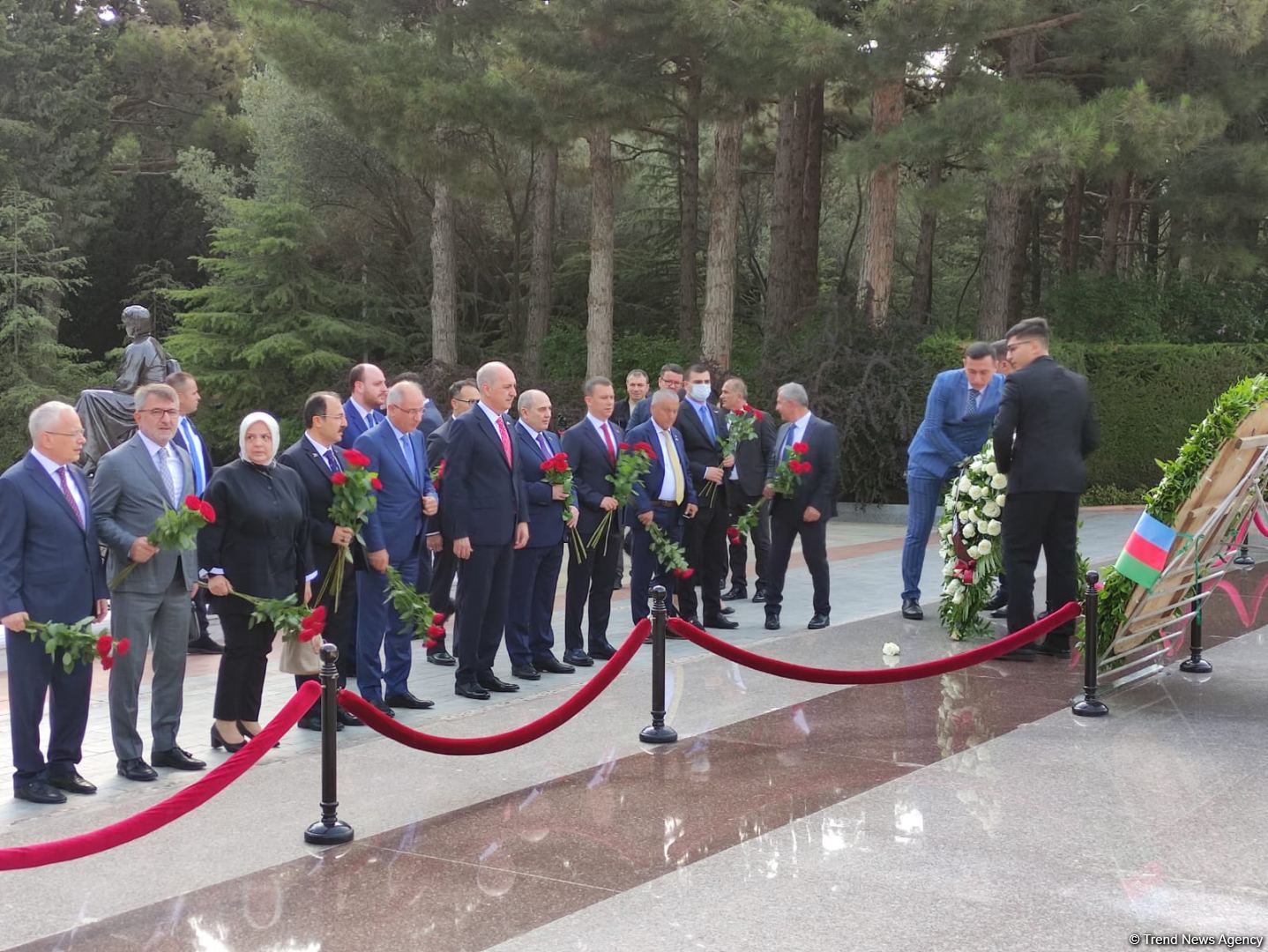 AKP nümayəndə heyəti Şəhidlər Xiyabanı, Fəxri Xiyaban və Türk şəhidliyini ziyarət edib (FOTO)