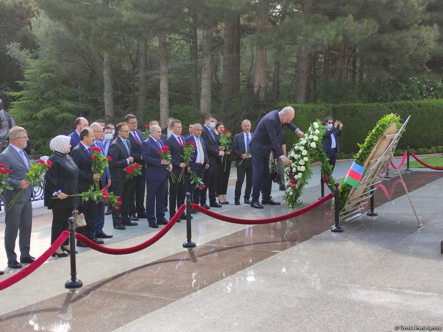 AKP nümayəndə heyəti Şəhidlər Xiyabanı, Fəxri Xiyaban və Türk şəhidliyini ziyarət edib (FOTO)