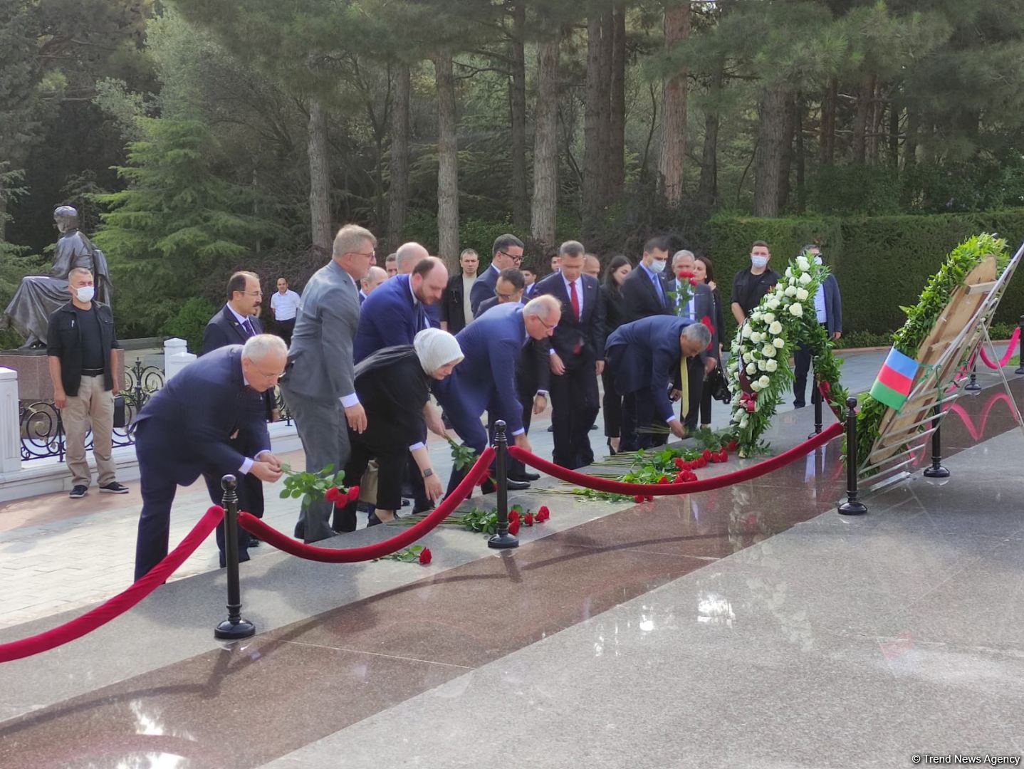 AKP nümayəndə heyəti Şəhidlər Xiyabanı, Fəxri Xiyaban və Türk şəhidliyini ziyarət edib (FOTO)