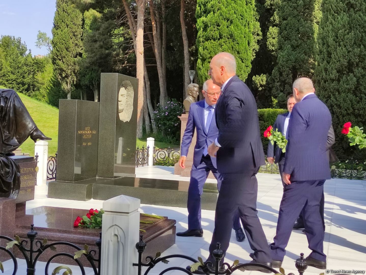 AKP nümayəndə heyəti Şəhidlər Xiyabanı, Fəxri Xiyaban və Türk şəhidliyini ziyarət edib (FOTO)