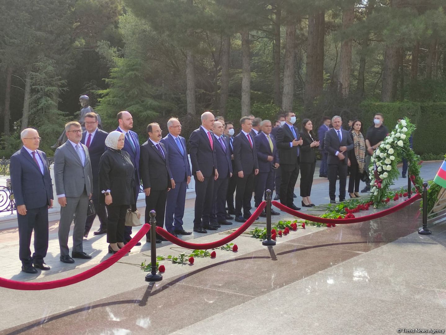 AKP nümayəndə heyəti Şəhidlər Xiyabanı, Fəxri Xiyaban və Türk şəhidliyini ziyarət edib (FOTO)