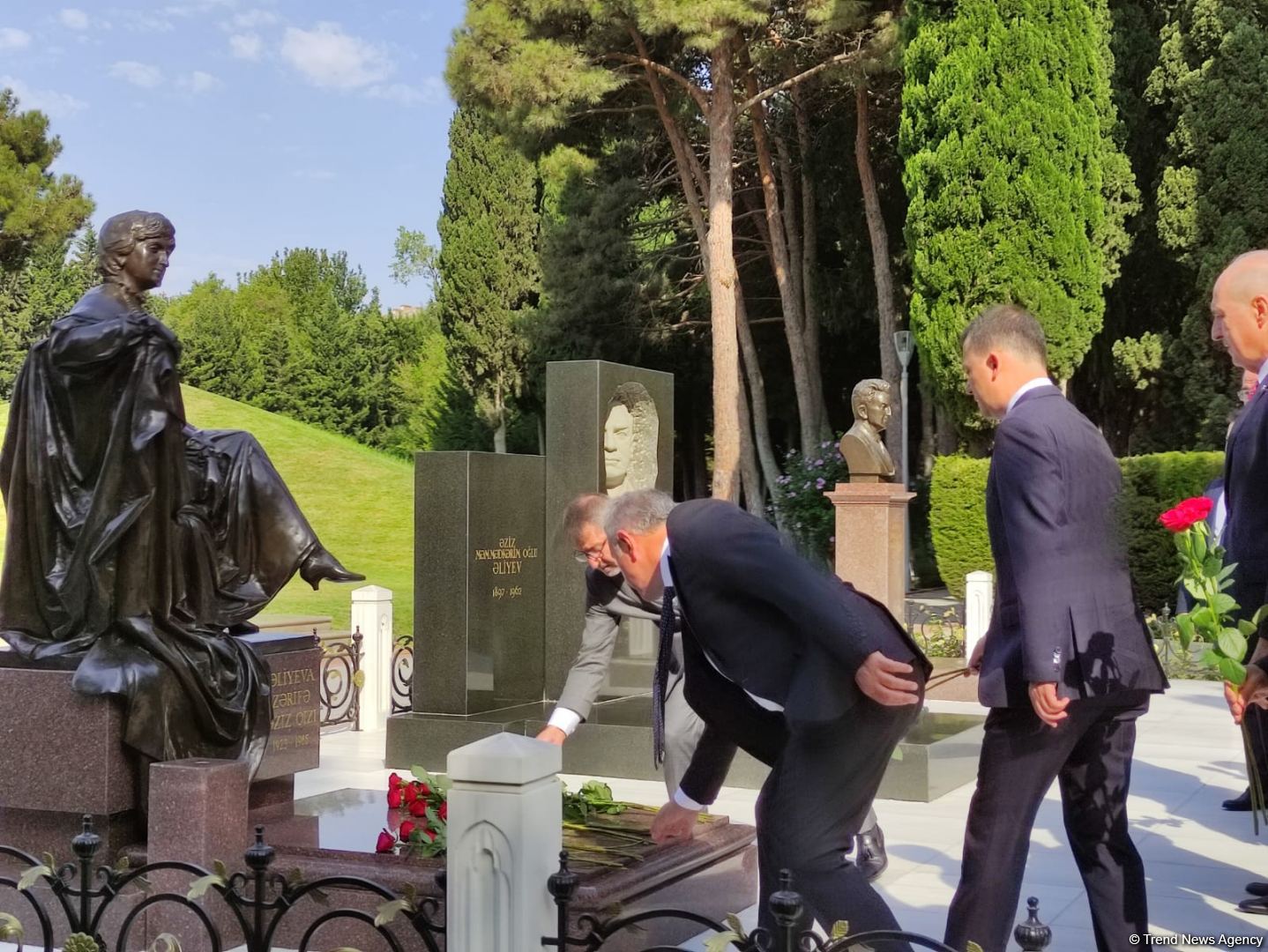 AKP nümayəndə heyəti Şəhidlər Xiyabanı, Fəxri Xiyaban və Türk şəhidliyini ziyarət edib (FOTO)