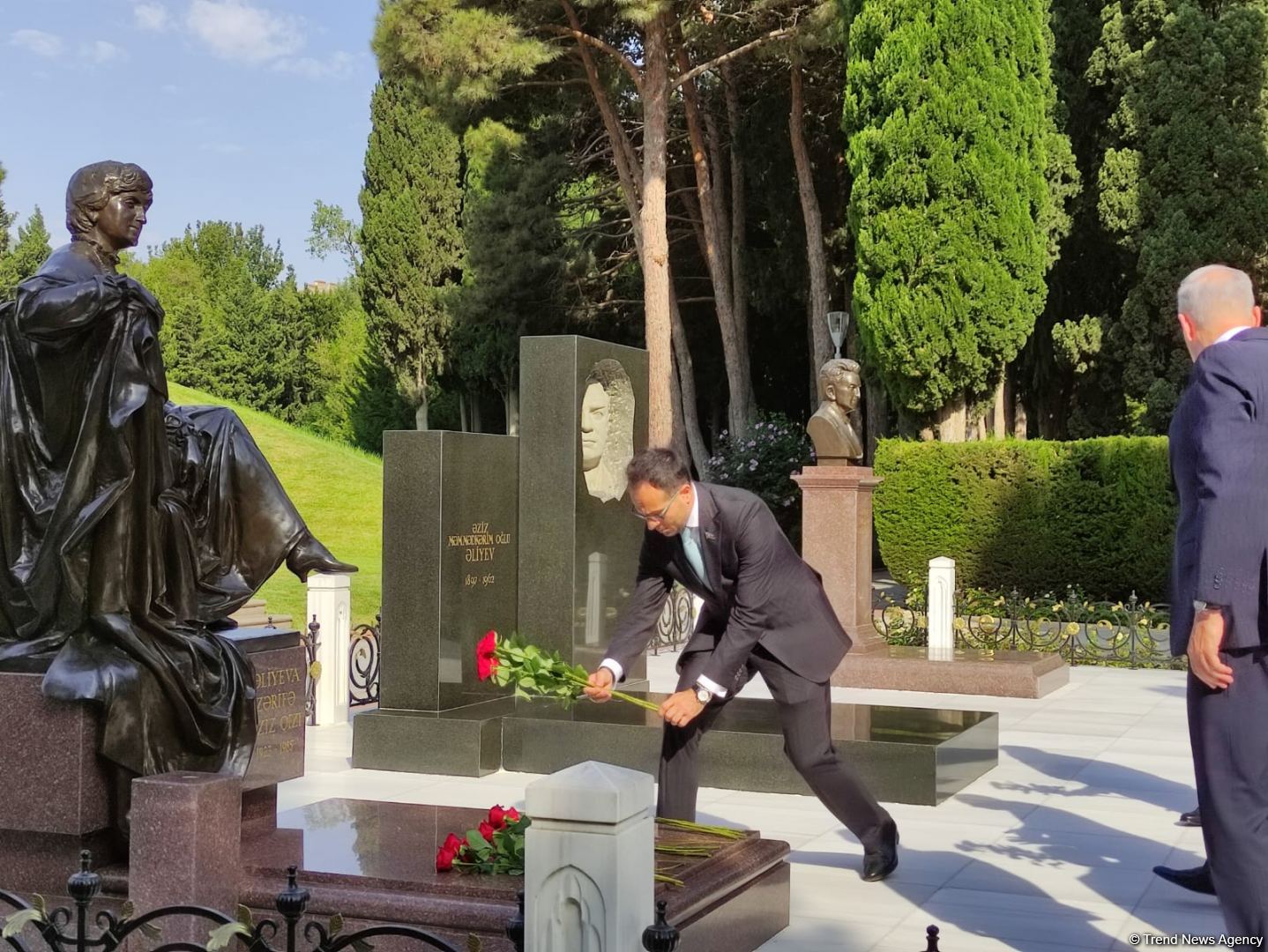 AKP nümayəndə heyəti Şəhidlər Xiyabanı, Fəxri Xiyaban və Türk şəhidliyini ziyarət edib (FOTO)