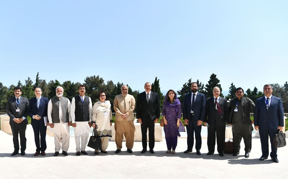 Prezident İlham Əliyev Pakistan Milli Assambleyanın sədrinin başçılıq etdiyi nümayəndə heyətini qəbul edib (FOTO) (YENİLƏNİB)