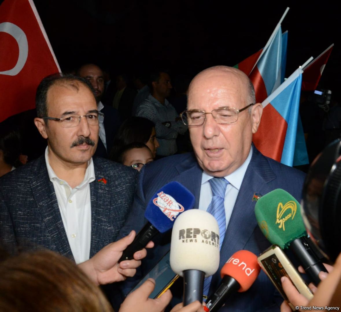 Heydər Əliyev Mərkəzinin binası üzərinə Türkiyənin bayrağı videoproyeksiya olunub (FOTO)