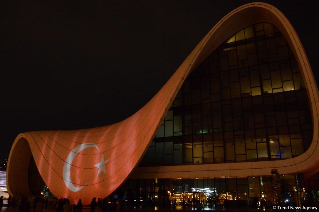 Heydər Əliyev Mərkəzinin binası üzərinə Türkiyənin bayrağı videoproyeksiya olunub (FOTO)
