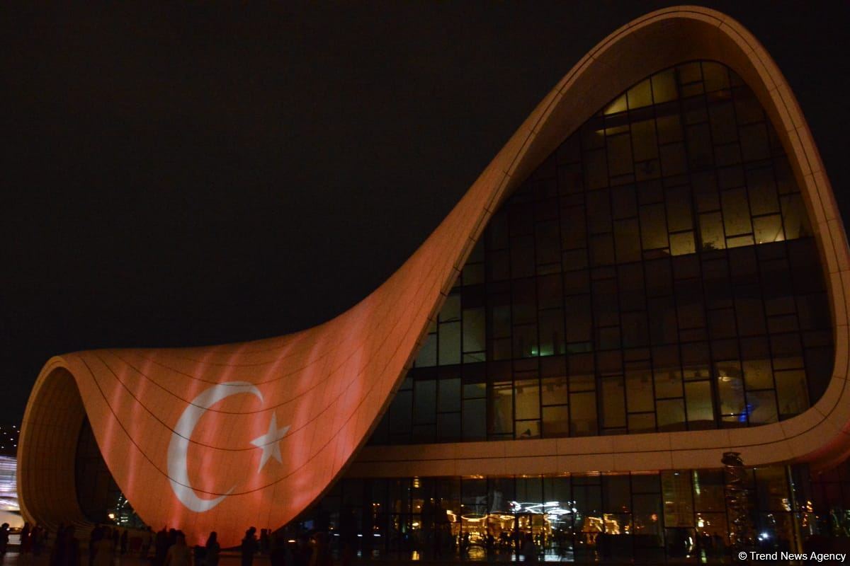 Heydər Əliyev Mərkəzinin binası üzərinə Türkiyənin bayrağı videoproyeksiya olunub (FOTO)