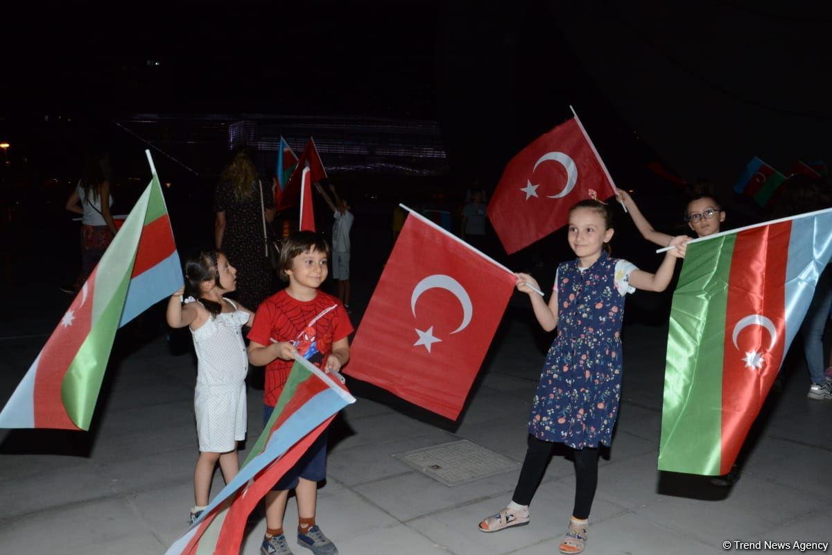 Heydər Əliyev Mərkəzinin binası üzərinə Türkiyənin bayrağı videoproyeksiya olunub (FOTO)