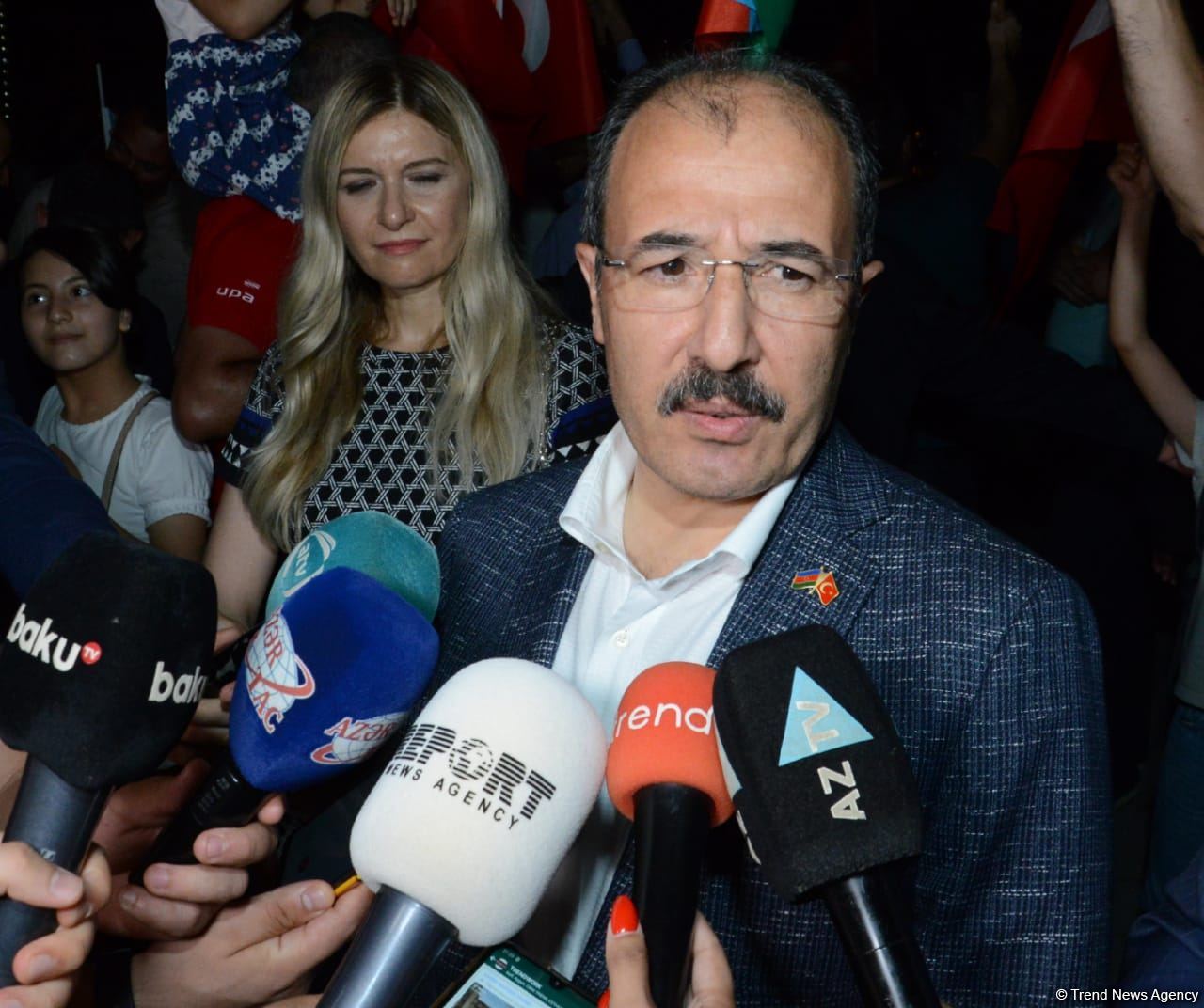 Heydər Əliyev Mərkəzinin binası üzərinə Türkiyənin bayrağı videoproyeksiya olunub (FOTO)