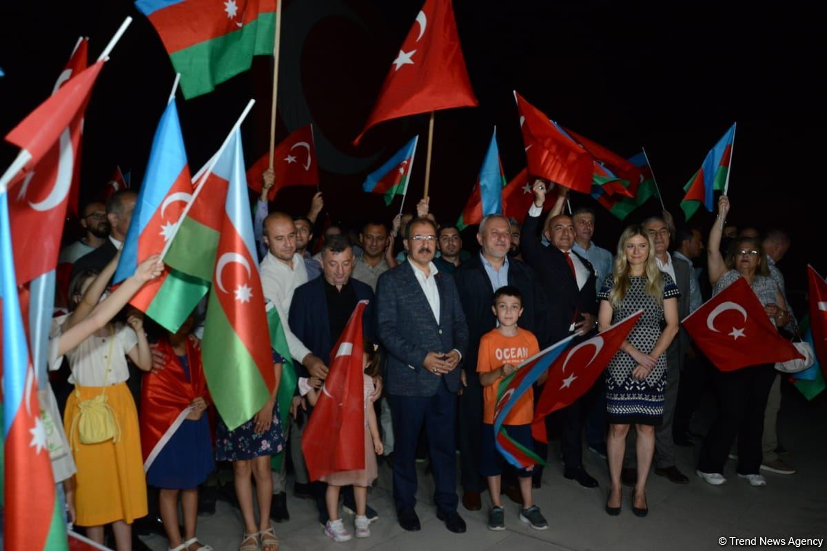 Heydər Əliyev Mərkəzinin binası üzərinə Türkiyənin bayrağı videoproyeksiya olunub (FOTO)