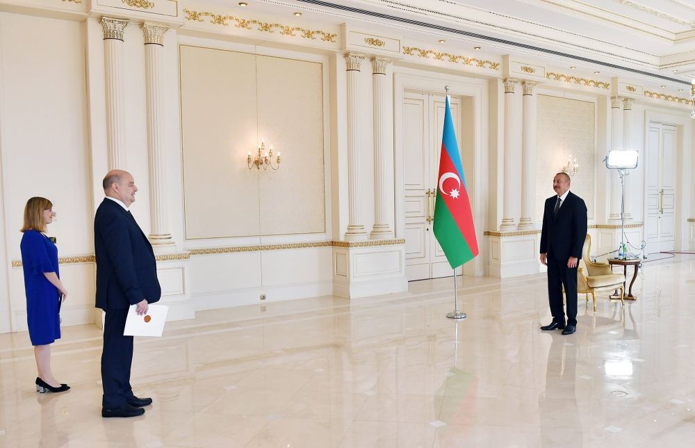 Prezident İlham Əliyev Belçikanın Azərbaycanda yeni təyin olunmuş səfirinin etimadnaməsini qəbul edib (YENİLƏNİB) (FOTO)