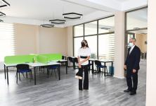 Birinci vitse-prezident Mehriban Əliyeva Xəzər rayonunda yenidən qurulan təhsil və təlim müəssisələrinin açılışında iştirak edib (FOTO/VİDEO)