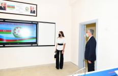 Birinci vitse-prezident Mehriban Əliyeva Xəzər rayonunda yenidən qurulan təhsil və təlim müəssisələrinin açılışında iştirak edib (FOTO/VİDEO)