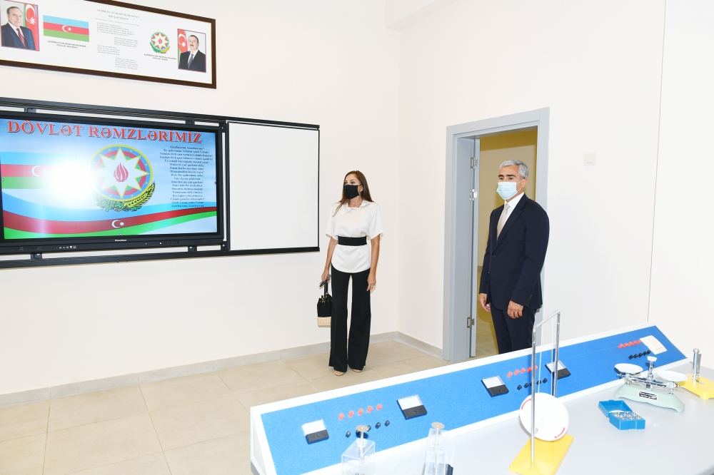 Birinci vitse-prezident Mehriban Əliyeva Xəzər rayonunda yenidən qurulan təhsil və təlim müəssisələrinin açılışında iştirak edib (FOTO/VİDEO)