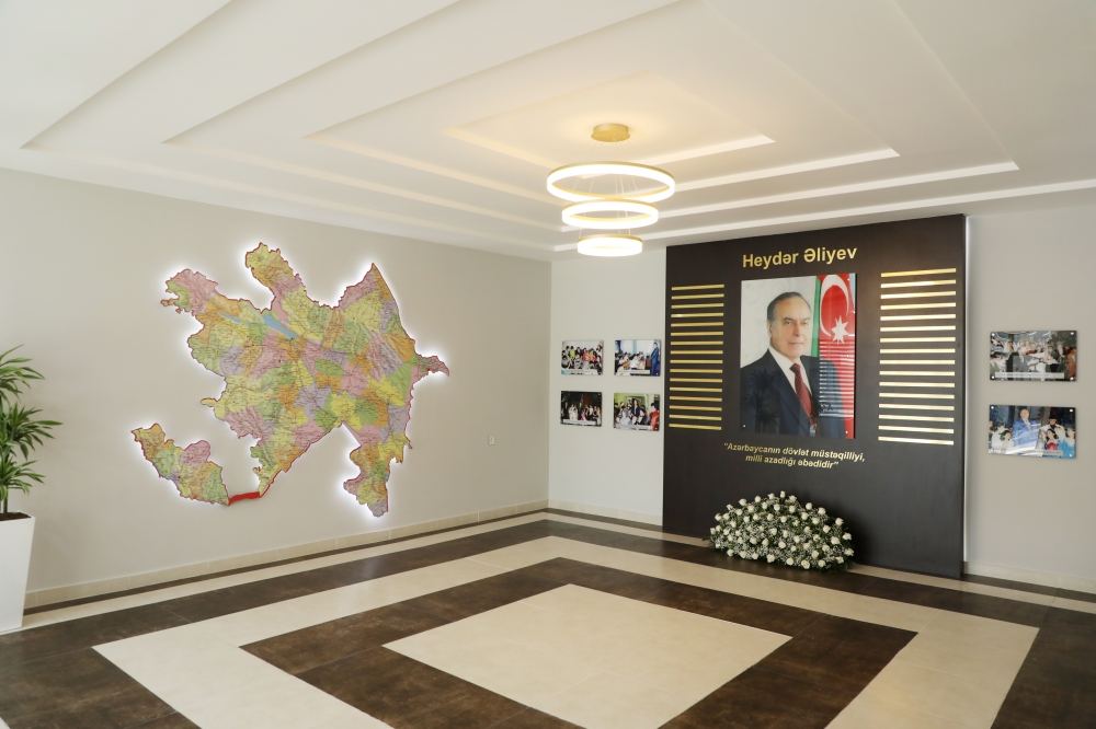 Birinci vitse-prezident Mehriban Əliyeva Xəzər rayonunda yenidən qurulan təhsil və təlim müəssisələrinin açılışında iştirak edib (FOTO/VİDEO)