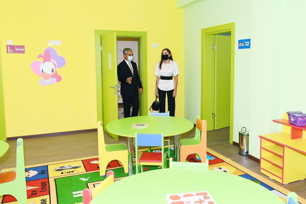 Birinci vitse-prezident Mehriban Əliyeva Xəzər rayonunda yenidən qurulan təhsil və təlim müəssisələrinin açılışında iştirak edib (FOTO/VİDEO)