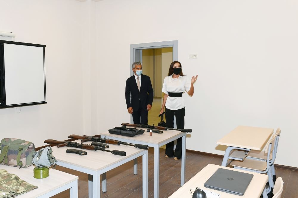 Birinci vitse-prezident Mehriban Əliyeva Xəzər rayonunda yenidən qurulan təhsil və təlim müəssisələrinin açılışında iştirak edib (FOTO/VİDEO)