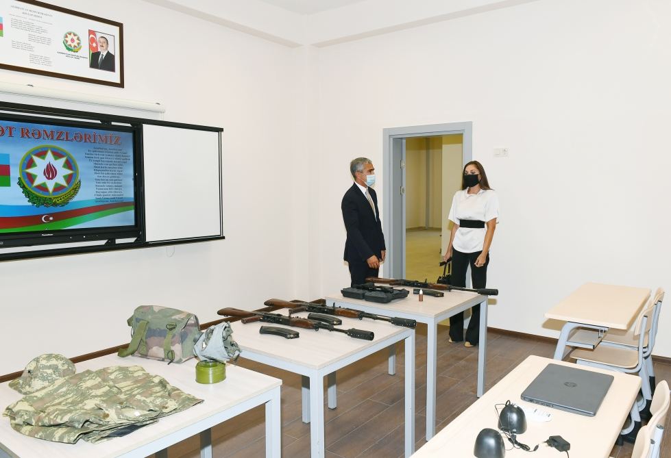 Birinci vitse-prezident Mehriban Əliyeva Xəzər rayonunda yenidən qurulan təhsil və təlim müəssisələrinin açılışında iştirak edib (FOTO/VİDEO)