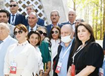Prezident İlham Əliyev Şuşada Vaqif Poeziya Günləri çərçivəsində tədbir iştirakçıları və şuşalılarla səmimi söhbət edib (FOTO)