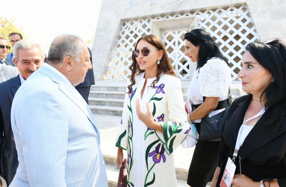 Prezident İlham Əliyev Şuşada Vaqif Poeziya Günləri çərçivəsində tədbir iştirakçıları və şuşalılarla səmimi söhbət edib (FOTO)