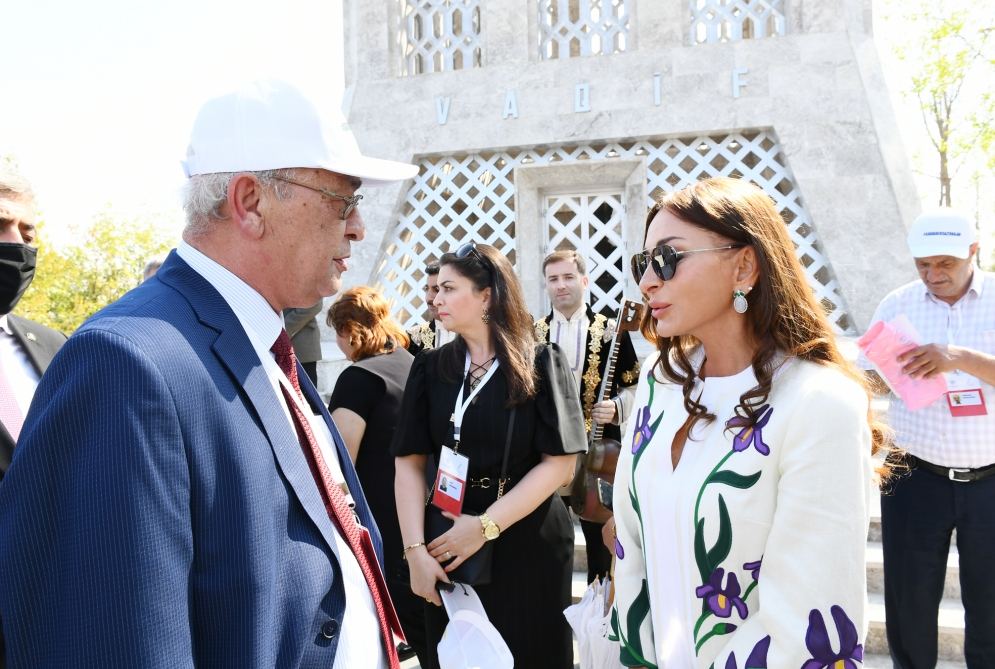 Prezident İlham Əliyev Şuşada Vaqif Poeziya Günləri çərçivəsində tədbir iştirakçıları və şuşalılarla səmimi söhbət edib (FOTO)