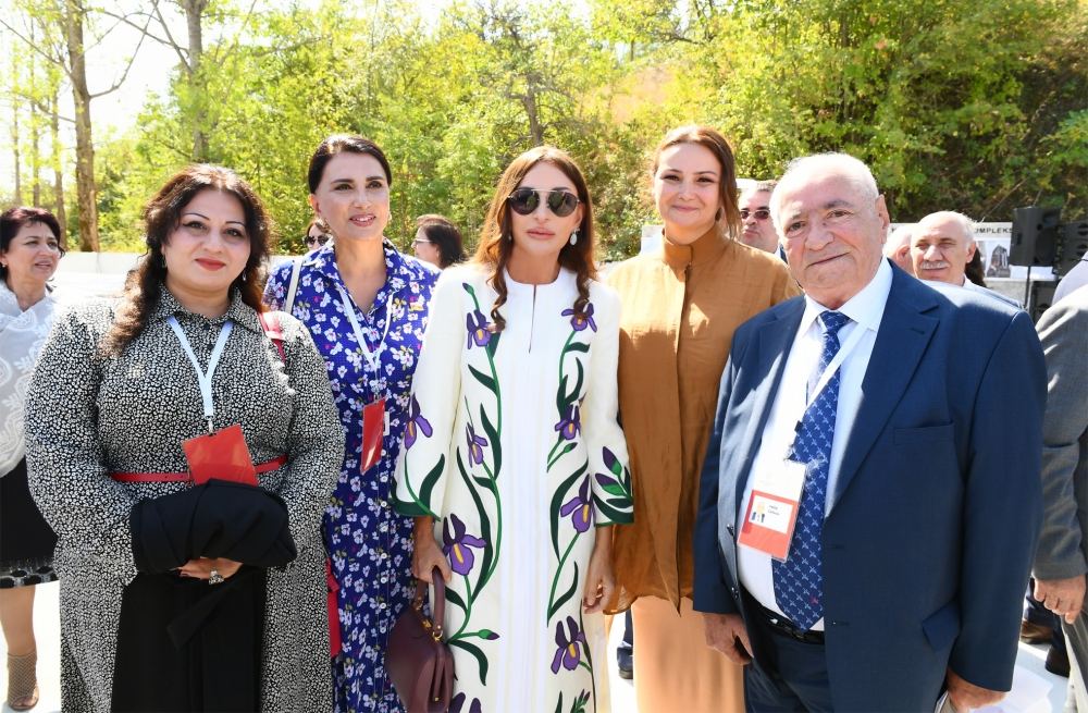 Prezident İlham Əliyev Şuşada Vaqif Poeziya Günləri çərçivəsində tədbir iştirakçıları və şuşalılarla səmimi söhbət edib (FOTO)
