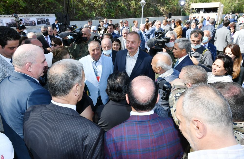 Prezident İlham Əliyev Şuşada Vaqif Poeziya Günləri çərçivəsində tədbir iştirakçıları və şuşalılarla səmimi söhbət edib (FOTO)