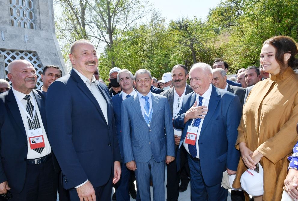Prezident İlham Əliyev Şuşada Vaqif Poeziya Günləri çərçivəsində tədbir iştirakçıları və şuşalılarla səmimi söhbət edib (FOTO)