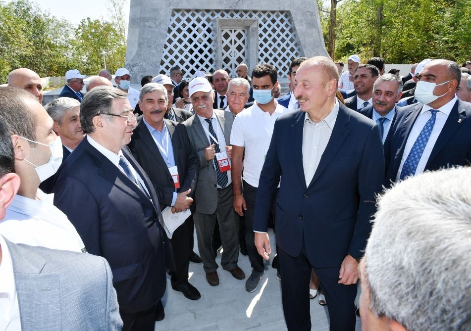 Prezident İlham Əliyev Şuşada Vaqif Poeziya Günləri çərçivəsində tədbir iştirakçıları və şuşalılarla səmimi söhbət edib (FOTO)
