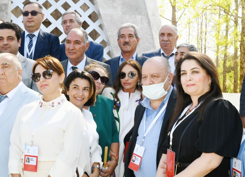 Prezident İlham Əliyev Şuşada Vaqif Poeziya Günləri çərçivəsində tədbir iştirakçıları və şuşalılarla səmimi söhbət edib (FOTO)