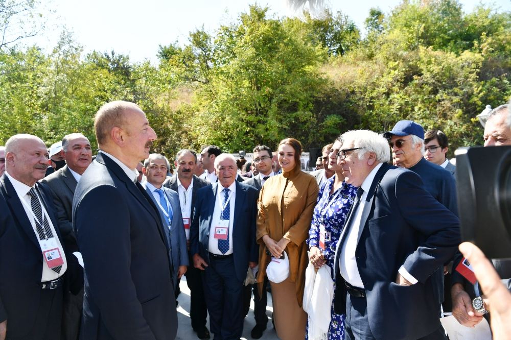 Prezident İlham Əliyev Şuşada Vaqif Poeziya Günləri çərçivəsində tədbir iştirakçıları və şuşalılarla səmimi söhbət edib (FOTO)
