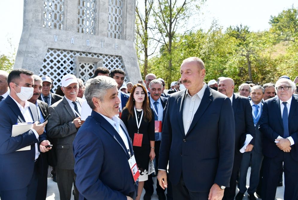 Prezident İlham Əliyev Şuşada Vaqif Poeziya Günləri çərçivəsində tədbir iştirakçıları və şuşalılarla səmimi söhbət edib (FOTO)