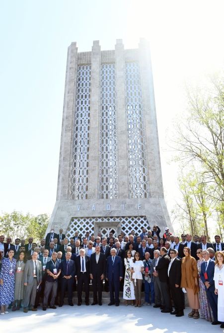 Prezident İlham Əliyev Şuşada Vaqif Poeziya Günləri çərçivəsində tədbir iştirakçıları və şuşalılarla səmimi söhbət edib (FOTO)