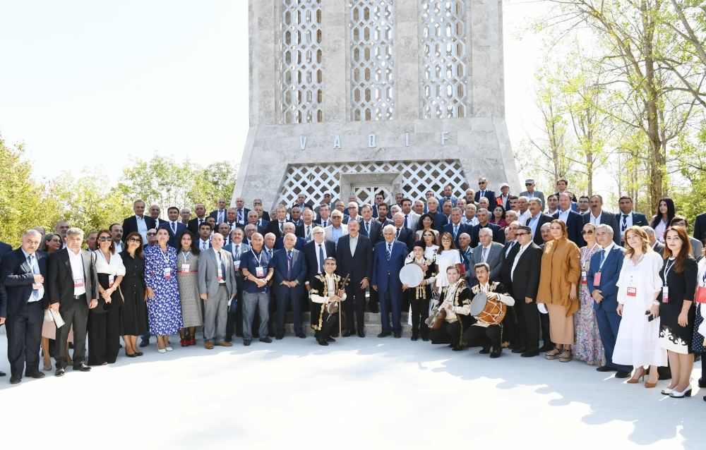 Prezident İlham Əliyev Şuşada Vaqif Poeziya Günləri çərçivəsində tədbir iştirakçıları və şuşalılarla səmimi söhbət edib (FOTO)