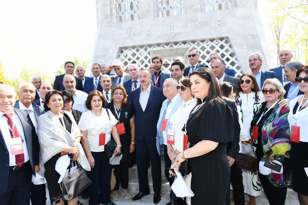 Prezident İlham Əliyev Şuşada Vaqif Poeziya Günləri çərçivəsində tədbir iştirakçıları və şuşalılarla səmimi söhbət edib (FOTO)