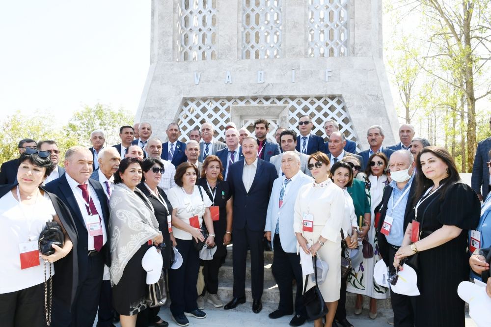 Prezident İlham Əliyev Şuşada Vaqif Poeziya Günləri çərçivəsində tədbir iştirakçıları və şuşalılarla səmimi söhbət edib (FOTO)
