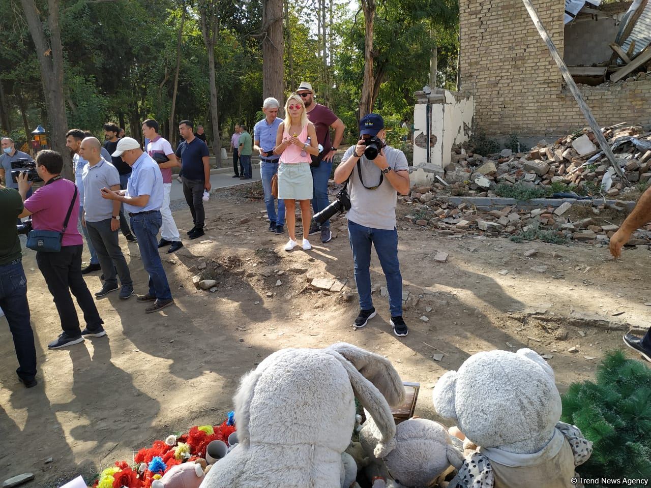 Türk Şurasına üzv və müşahidəçi dövlətlərin jurnalistləri Gəncədə Ermənistan tərəfindən dağıdılmış yerlərə baş çəkib (FOTO)