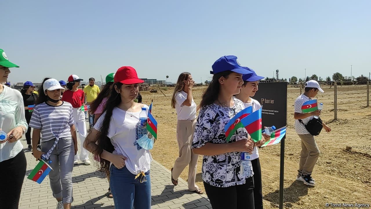 Yay məktəbində iştirak edən şəhid və qazi övladları Hərbi Qənimətlər Parkını ziyarət edib (FOTO)