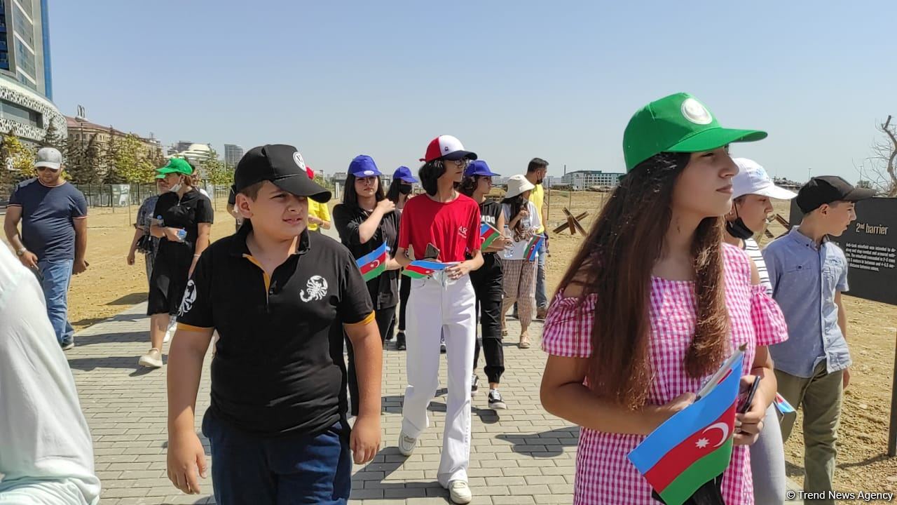 Yay məktəbində iştirak edən şəhid və qazi övladları Hərbi Qənimətlər Parkını ziyarət edib (FOTO)