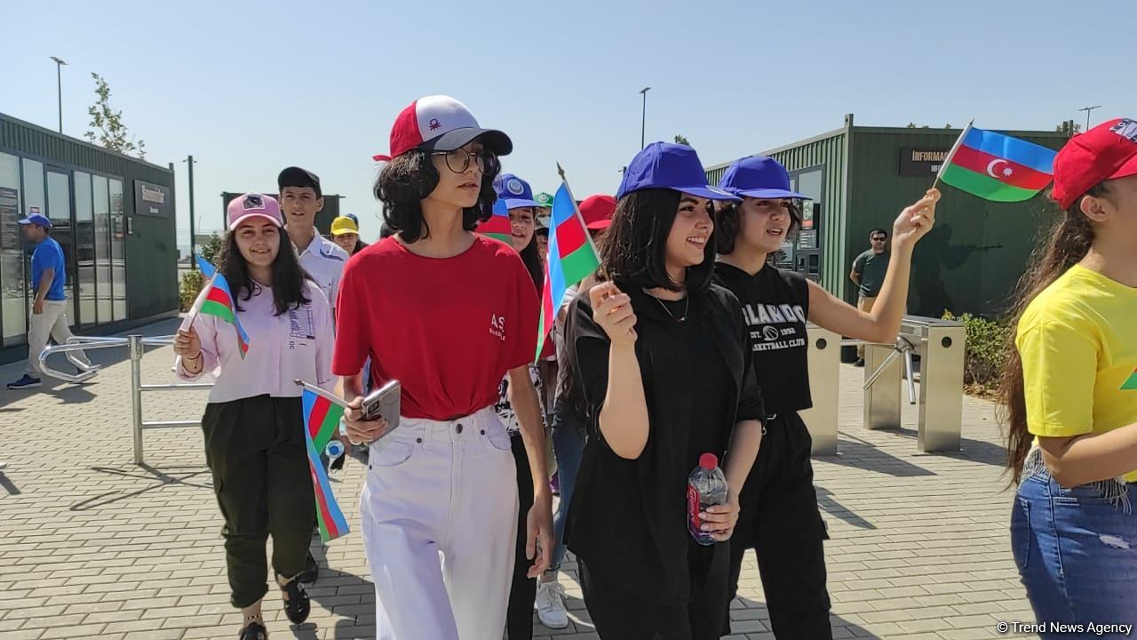 Yay məktəbində iştirak edən şəhid və qazi övladları Hərbi Qənimətlər Parkını ziyarət edib (FOTO)