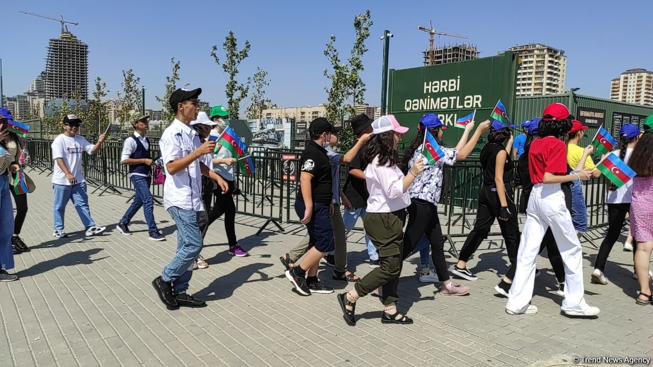 Yay məktəbində iştirak edən şəhid və qazi övladları Hərbi Qənimətlər Parkını ziyarət edib (FOTO)
