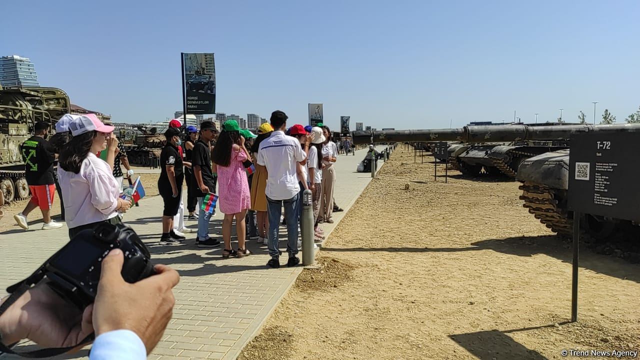 Yay məktəbində iştirak edən şəhid və qazi övladları Hərbi Qənimətlər Parkını ziyarət edib (FOTO)