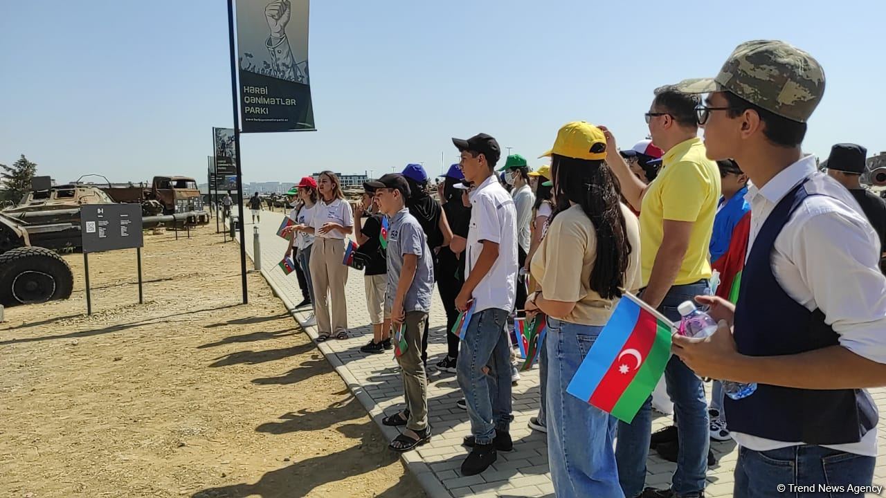 Yay məktəbində iştirak edən şəhid və qazi övladları Hərbi Qənimətlər Parkını ziyarət edib (FOTO)
