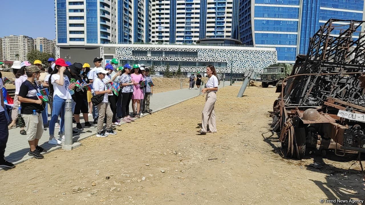 Yay məktəbində iştirak edən şəhid və qazi övladları Hərbi Qənimətlər Parkını ziyarət edib (FOTO)
