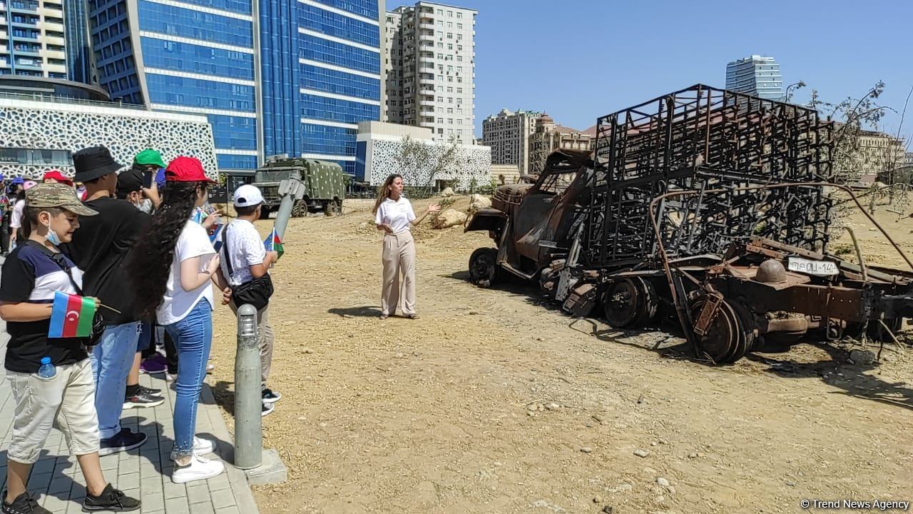 Yay məktəbində iştirak edən şəhid və qazi övladları Hərbi Qənimətlər Parkını ziyarət edib (FOTO)