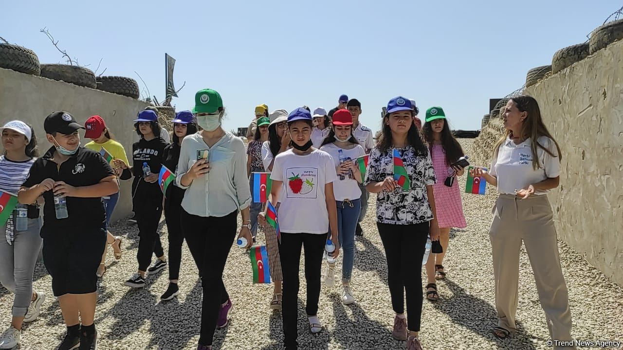 Yay məktəbində iştirak edən şəhid və qazi övladları Hərbi Qənimətlər Parkını ziyarət edib (FOTO)